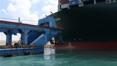 إزالة 27 ألف متر مكعب من الرمال أسفل سفينة قناة السويس الجانحة.. والاستعانة بقاطرتين جديدتين