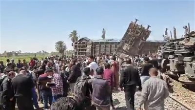 أهالي سوهاج يطالبون بتوفير ونش بموقع حادث تصادم القطارين لتسهيل خروج الضحايا