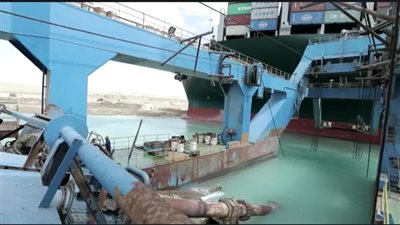 التعويم بدون تفريغ الحمولات.. بدء قطر السفينة الجانحة بقناة السويس