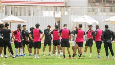 كارتيرون يعقد جلسة سريعة مع لاعبي الزمالك 