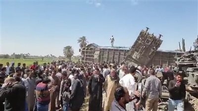 بدء رفع آثار حادث قطاري سوهاج بواسطة أوناش السكة الحديد