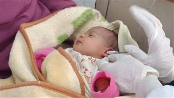 طفل أثناء الكشف عليه