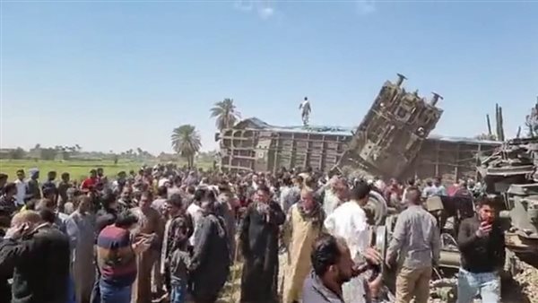 ونش يرفع أثار الحادث