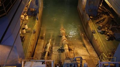 إعادة تشغيل محركات سفينة الحاويات الجانحة بقناة السويس