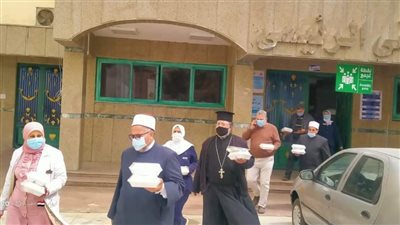 قس مسيحي يشارك 