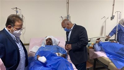 وزير النقل يزور مصابي حادث السكة الحديد في مستشفى سوهاج العام 