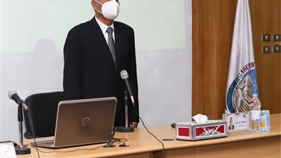 مجلس جامعة جنوب الوادي يقف دقيقة حدادًا على أرواح ضحايا قطاري سوهاج