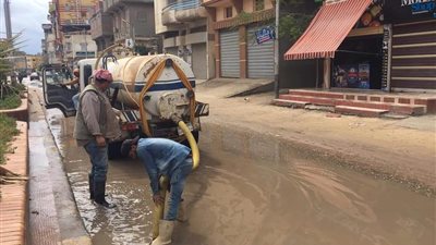  شفط مياه الأمطار بشوارع مدينة عزبة البرج بدمياط