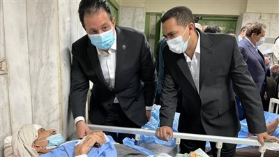زعيم الأغلبية ورئيس لجنة النقل والمواصلات بالنواب يتفقدان حالة مصابي قطاري سوهاج (صور)