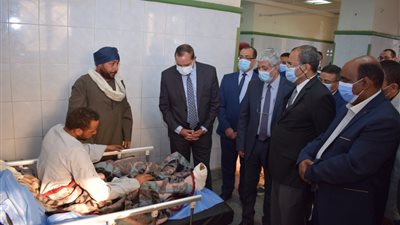 وفد من جامعة سوهاج يزور مصابي حادث السكة الحديد بالمستشفى الجامعي (صور)