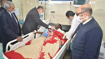 محافظ أسيوط يزور مصابى حادث قطاري سوهاج بمستشفى الإيمان العام