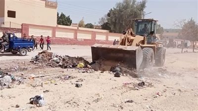 لمنع انتشار كورونا.. رفع القمامة من محيط المدارس بالغنايم في أسيوط