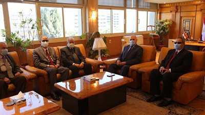 رئيس جامعة الفيوم يستقبل وفد 