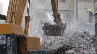 ننشر صورة الطفل الرضيع الذي احضنته والدته أسفل انقاض عقار جسر السويس المنهار