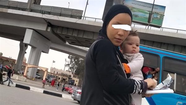 سيدة تتسول بطفل فى