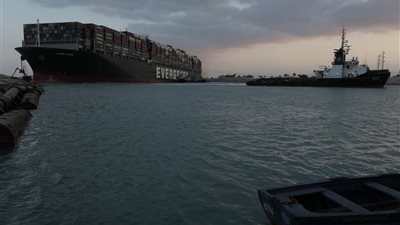 رئيس قناة السويس: لا يمكن تحديد وقت انتهاء أزمة السفينة الجانحة