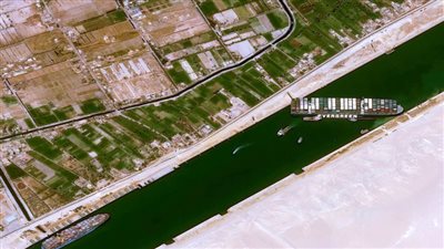 تقرير يكشف كواليس ما قبل الحادث.. السفينة الجانحة رفعت سرعتها ولم ترافقها زوارق قطر