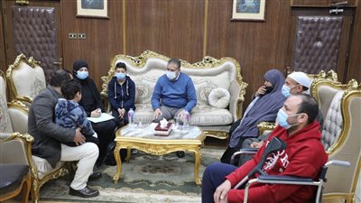 محافظ المنوفية يصرف إعانات ومساعدات لبعض الحالات الإنسانية 