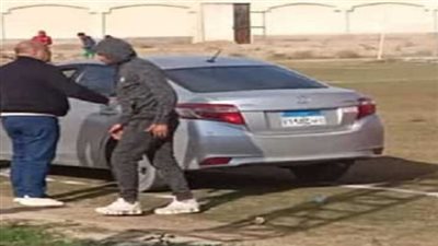 طرائف الدرجة الثالثة.. سيارة ملاكي تنقل لاعب مصاب (فيديو) 
