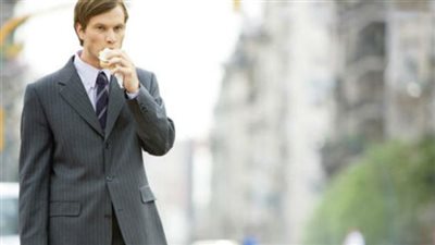 هل تناول الطعام أثناء المشي يُزيد الوزن؟