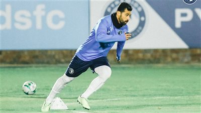 تدريبات إحماء فردية لعبد الله السعيد قبل انطلاق مران بيراميدز (فيديو)