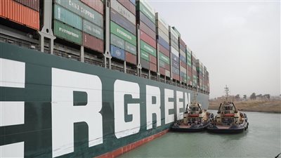 خبير حوادث بحرية: قناة السويس ستحتجز السفينة الجانحة حتى يتم سداد التعويضات (فيديو)