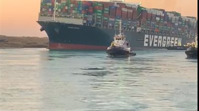 نجاح تعويم السفينة البنمية الجانحة بـ10 قاطرات (فيديو)