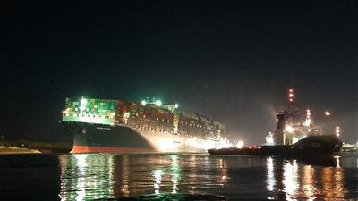 رئيس قناة السويس: المياه تسربت للسفينة الجانحة لكننا سيطرنا على الموقف