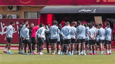 موسيماني يعقد محاضرة مع لاعبي الأهلي استعدادًا لمواجهة الزمالك 