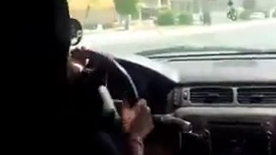 ننشر تفاصيل اصطدام إحدى السيارات بعدد من المحال التجارية بدمياط