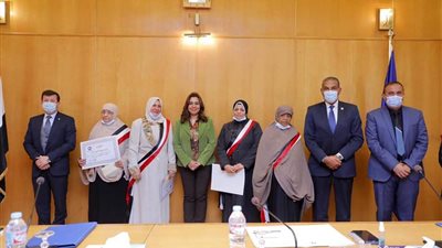 محافظ دمياط تكرم الأمهات المثاليات على مستوى المحافظة لعام 2021