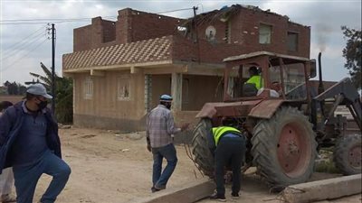 غلق 8 معابر مخالفة على السكة الحديد بقرية الناصر في البحيرة (صور)