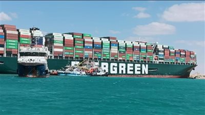 وصول السفينة الجانحة للبحيرات المرة استعدادا لفحصها والتأكد من سلامة البدن