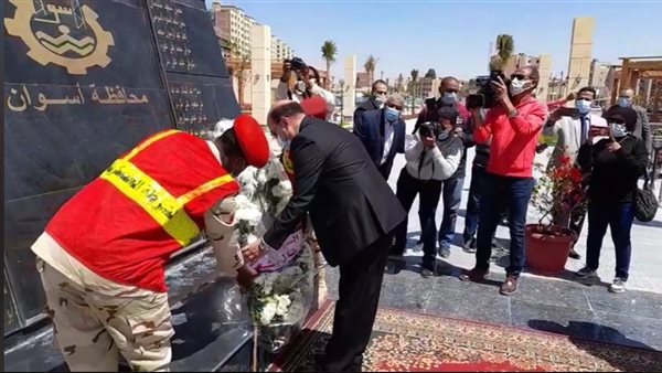 محافظ أسوان يضع إكليل