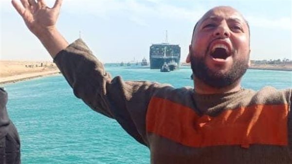 عامل بالقناة لحظة