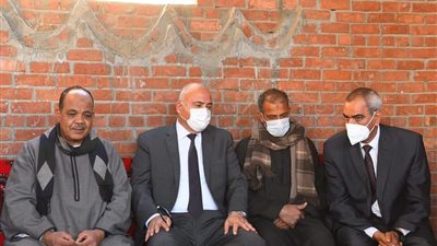 محافظ قنا يقدم العزاء لأسر شهداء حادث تصادم قطاري سوهاج