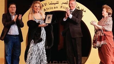 نبيلة عبيد تهنئ نادية الجندي لتكريمها في مهرجان الأقصر 