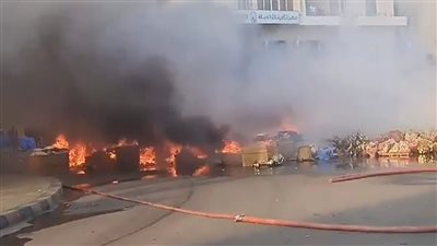 حريق يلتهم 3 محلات مواد غذائية بالمنشية بالإسكندرية