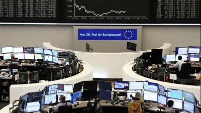 أسهم شبكات المحمول والسيارات تصعد بالبورصات الأوروبية لمستويات قياسية