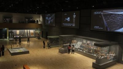 الآثار: الانتهاء من وضع القطع الأثرية بقاعة العرض المركزية بمتحف الحضارة (خاص)