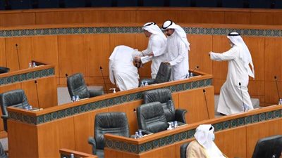 جلسة ساخنة بالبرلمان الكويتي.. وتشابك بالأيدي بين النواب (صور)