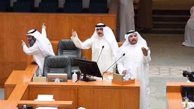 تشابك بالأيدي ووقع على الأرض.. البرلمان الكويتي يشهد جلسة ساخنة