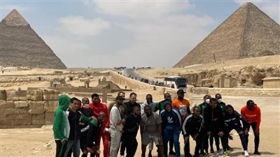 بعثة جزر القمر تزور الأهرامات بعد الهزيمة برباعية (صور) 