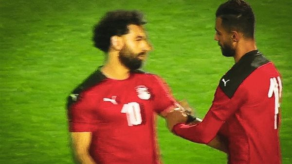 محمد صلاح يحمل شارة