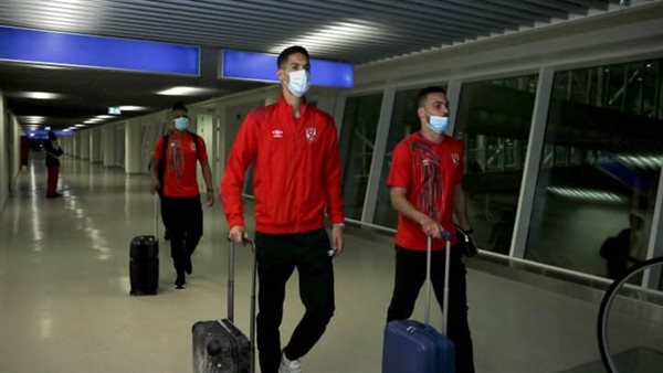 لاعبي الأهلي في المطار