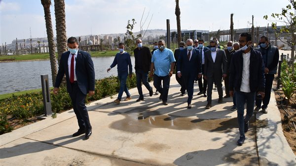 وزير الإسكان خلال