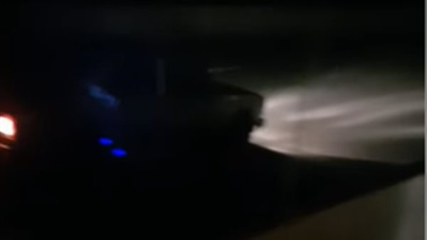 سيارة تسير عكس الاتجاه