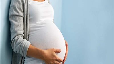 هل تطعيم المرأة الحامل بلقاح كورونا ينتقل إلى الجنين؟.. استشاري نسا وتوليد يجيب