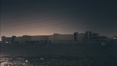 مبنى مهجور يثير رعب المارة بطريق الواحات