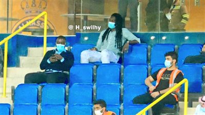 بافيتيمبي جوميز يساند المنتخب السعودي أمام فلسطين من المدرجات